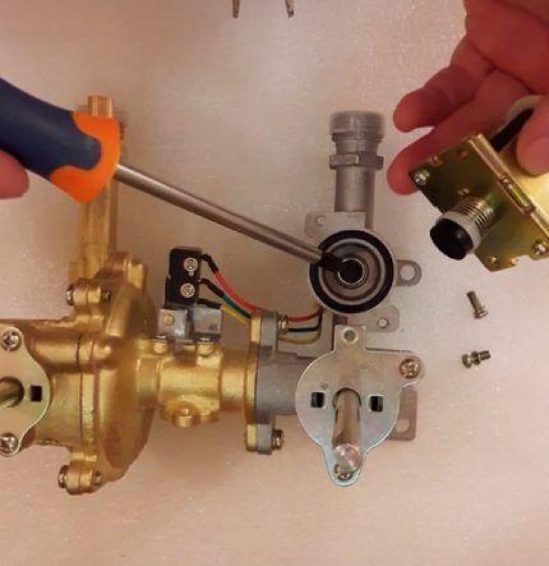 Не срабатывает газовый клапан. Электромагнитный клапан газовой колонки Therm 2000. Клапан газовой колонки Нива. Предохранительный клапан газовой колонки.