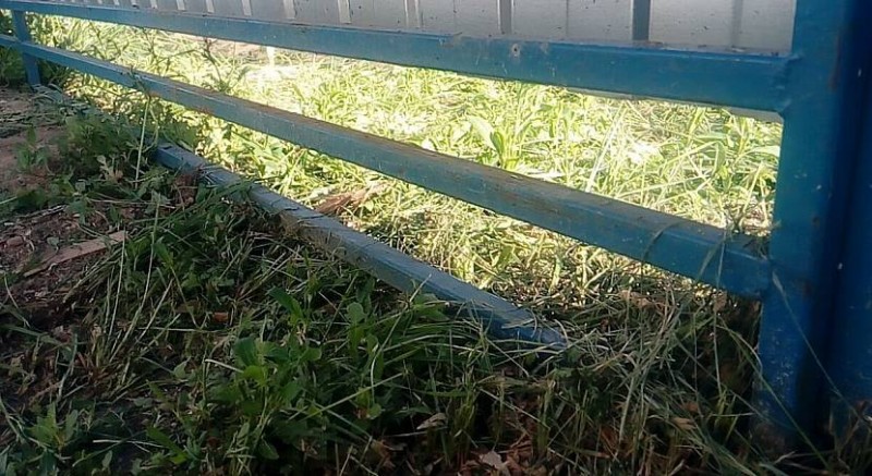 Как закрыть низ забора плоским шифером