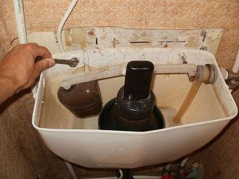 Устройство старых унитазов. Бачок сливной Межцентровое 160. Старый бачок унитаза. Сливной бачок для унитаза старого образца. Советский бачок для унитаза.