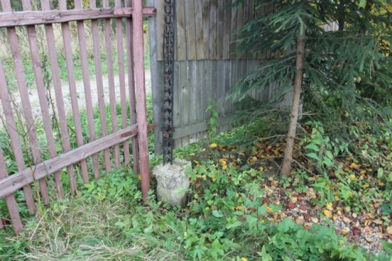 Бетонирование столбов для забора. Бутирование столбов для забора. Как правильно установить столбы из профильной трубы для забора. Деревянные столбы для забора. Выдавливает столб из земли что делать.