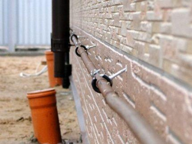 крепление газовой трубы гр-100. газовая труба в квартире. крепление для сантехнических труб. держатели труб из полипропилена. 905-18.