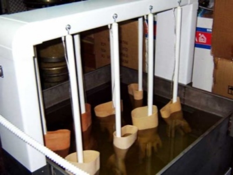 Принципиальная схема испытания диэлектрических перчаток. Эв и эн на диэлектрических перчатках что это. Маркировка испытания ручного изолированного инструмента. Эксплуатационные испытания диэлектрических перчаток. Эксплуатационные испытания диэлектрических перчаток.