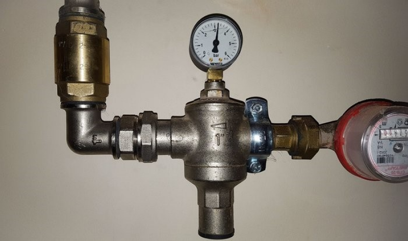 Редуктор давления rbm 1/2 стрелка направление. Как правильно настроить редуктор. Клапан регулятор давления воды в системе водоснабжения. Заглушка для редуктора давления воды. Как правильно настроить редуктор.