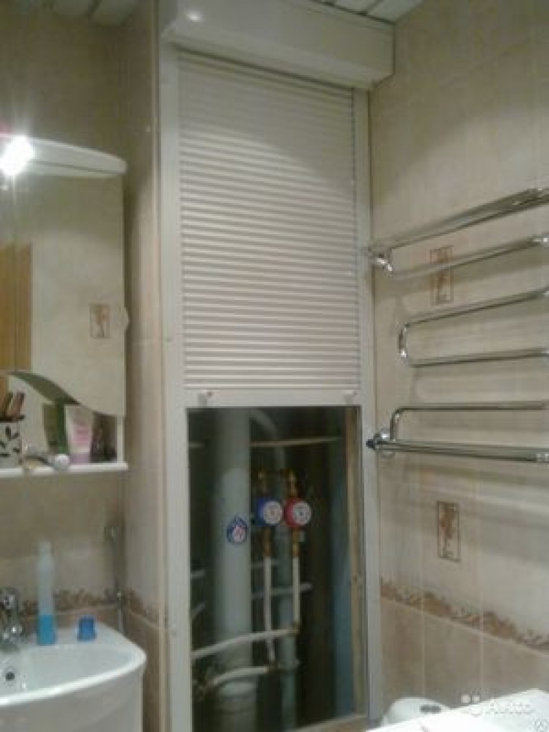 Сантехнический шкаф в туалет. Короб для труб с полками в ванной. Шкаф закрыть трубы. Шкаф для труб в ванной. Стеклянные дверцы для шкафа в туалете.