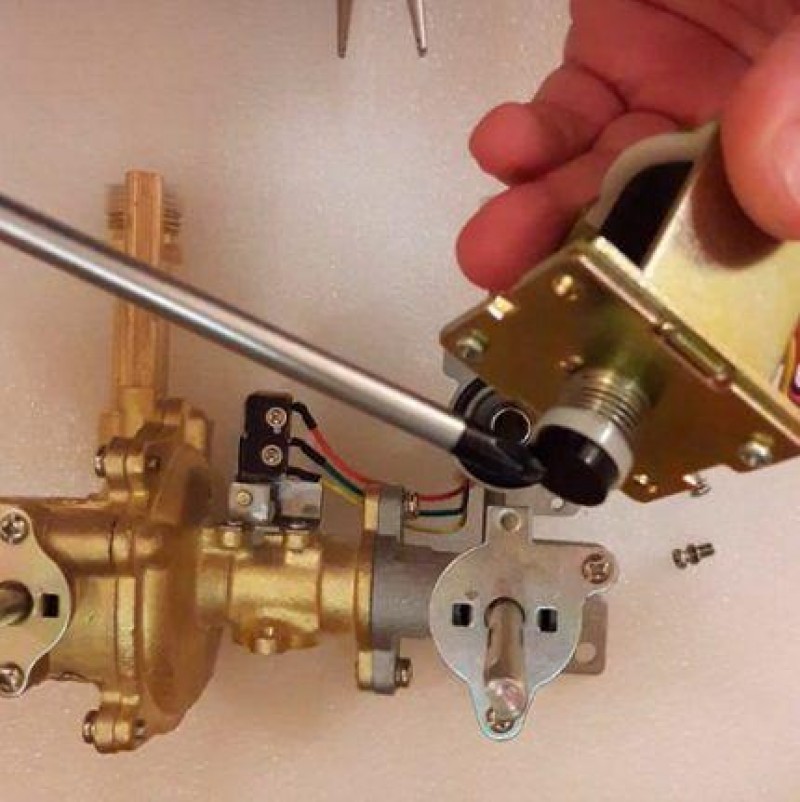 Не срабатывает газовый клапан. Электромагнитный клапан газовой колонки Termet. Электромагнитный клапан для газовой колонки Bosch. Как проверить электромагнитный клапан на газовой колонке.