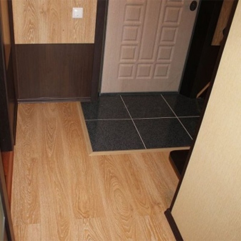 Плитка в прихожей. Плитка напольная в коридор. Сделать полы в коридоре квартиры. Плитка с ламинатом в коридоре. Плитка в прихожую на пол.