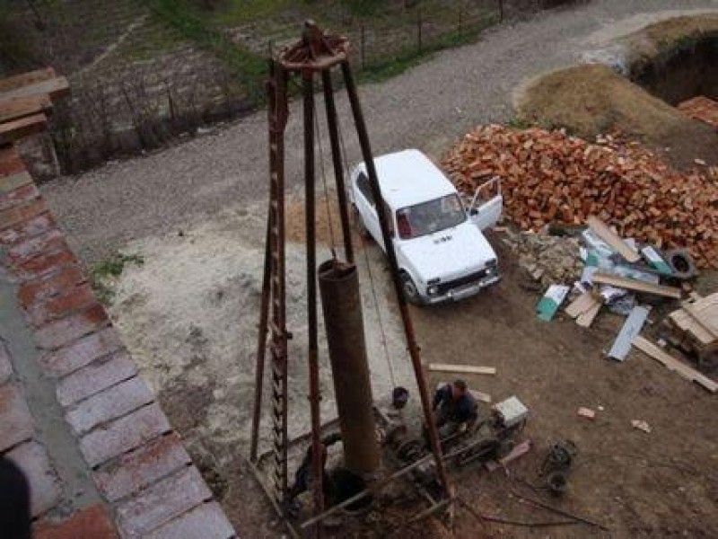 Бурении скважины ударным способом. Схема ударно-канатного бурения скважин. Канатное бурение скважин. Бурении скважины ударным способом. Бурении скважины ударным способом.