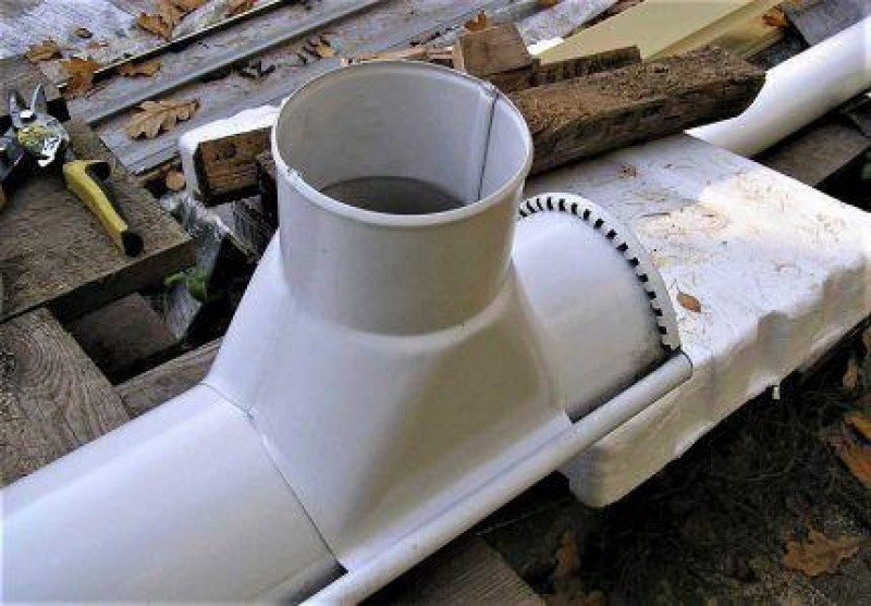 монтаж держателя желоба водостока. установка воронки желоба. монтаж воронки водостока аквасистем. воронка водосточная ду225. крепление воронки водостока.