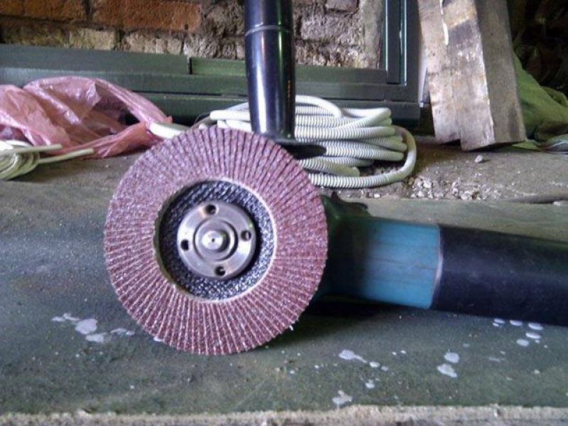 Насадка на болгарку для снятия старой краски с деревянного пола. Зачистка краски болгаркой. Шлифовальный лепестковый круг на бормашину 90 на 10 на12. Зачистка краски болгаркой. Шлифовка старой краски.