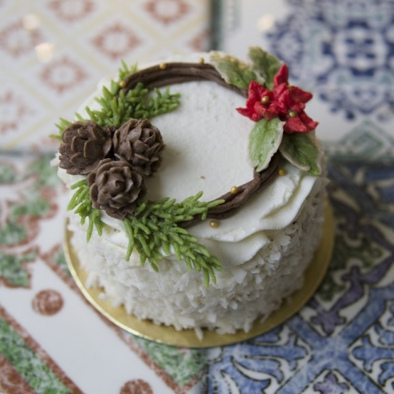 Елочная ветка из крема. Как сделать из крема еловую ветку. Торт с кремом венок. Торт новогодний венок. Украшение торта шишками.