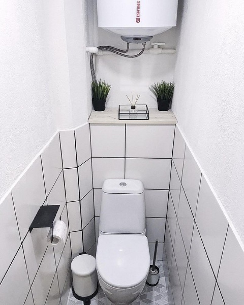 Полки над унитазом в туалете интерьер