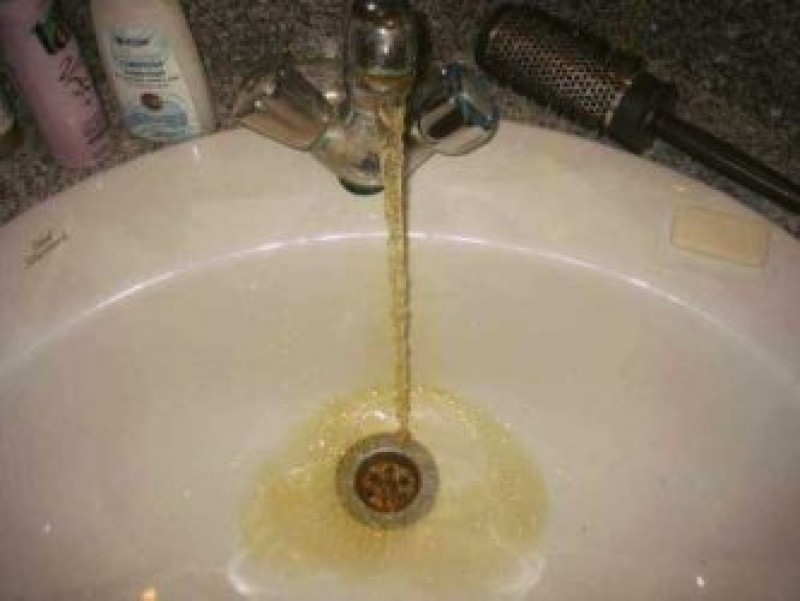 Текут мутные воды. Вода из под крана. Грязная вода из крана. Водопроводная вода грязная. Желтая вода из крана.