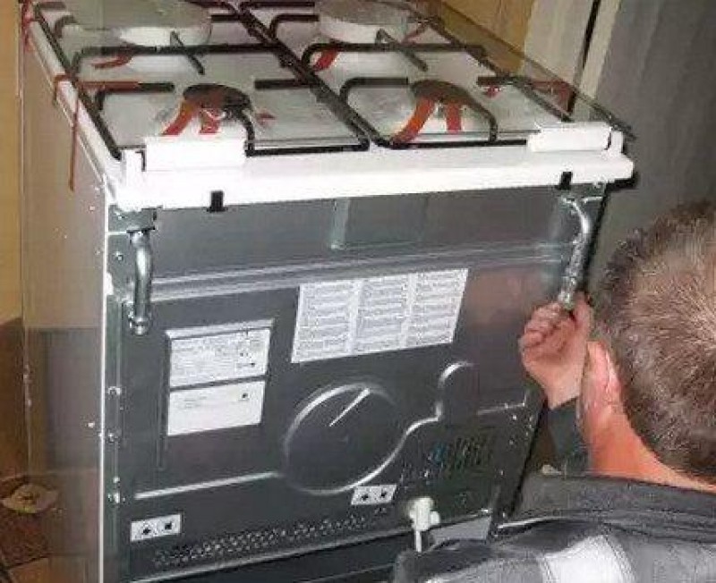 Область подключения шланга к газовой плите