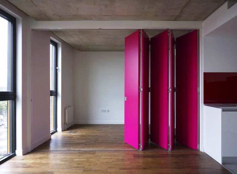 Прежде всего, цвет двери должен сочетаться с общим интерьером комнаты