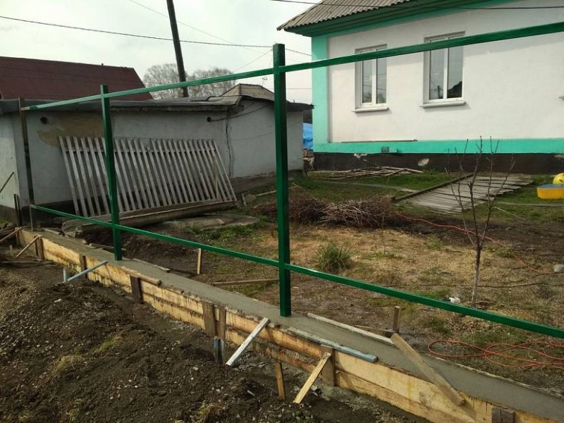 Как закрыть низ забора плоским шифером