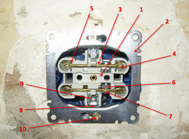 Двойная наружная розетка как подключить. Как подсоединить накладную розетку. Как подключается двойная розетка накладная. Как подключить двойную розетку без заземления 2 провода. Двойная розетка и 4 провода как подключить.
