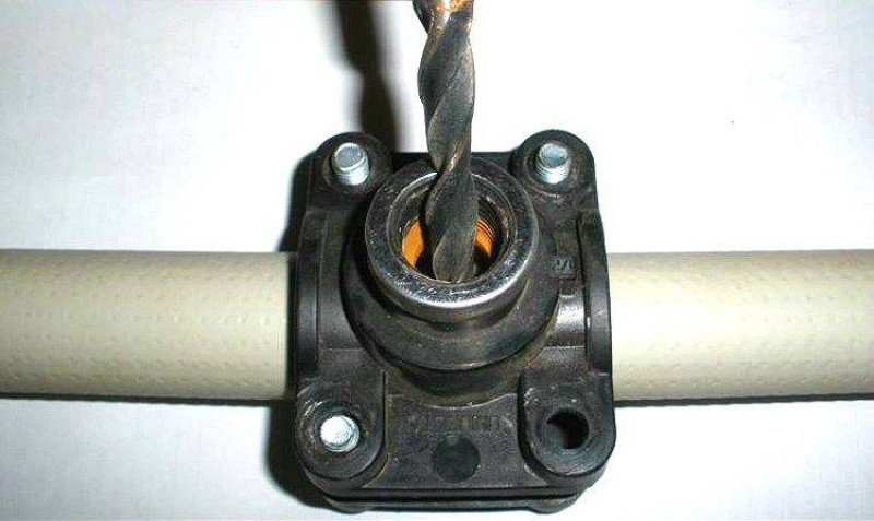 Хитрости сантехника. Соединение стальной трубы с полипропиленовой 110. Крепление металлопластиковых труб к стене 16 труба. Как врезать кран в полипропиленовую трубу. Как врезать кран в полипропиленовую трубу.