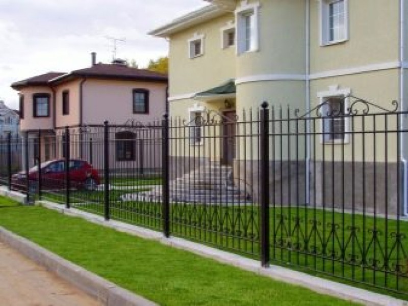 Из какой трубы делать столбы для забора