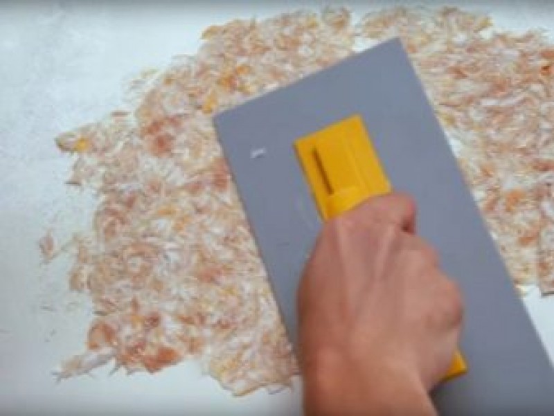 нанесение жидких обоев на стену. жидкие обои на гипсокартон стен. жидкие обои процесс нанесения. нанесение жидких обоев на стену. шелковая штукатурка нанесение.