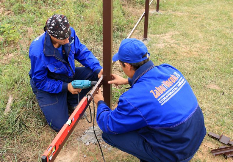 Сварка лаг для забора. Сварщик забор. Лаги для забора из профтрубы 20х40. Приварить прожилины к столбам. Крепеж деревянных прожилин к металлическому столбу.