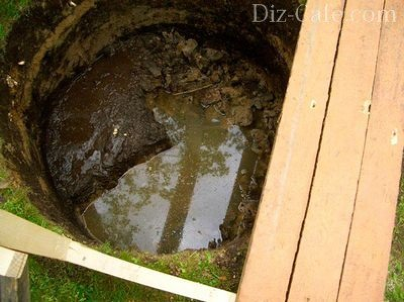 Яму заполненную водой. Заиливание бетонного кольца. Канализационный колодец с говном. Колодец для воды. Яма с водой.