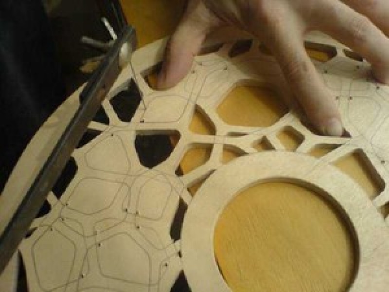 Вырезка отверстия в доске. Отверстие в дсп. Как вырезать внутри. Поделки из втулок туалетной бумаги. Вырезать по трафарету.