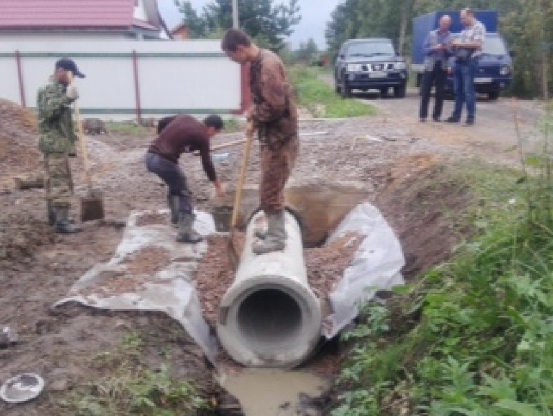 Положили вместо. Труба бетонная для канавы. Труба для заезда на участок. Заезд на участок через канаву. Труба через канаву.