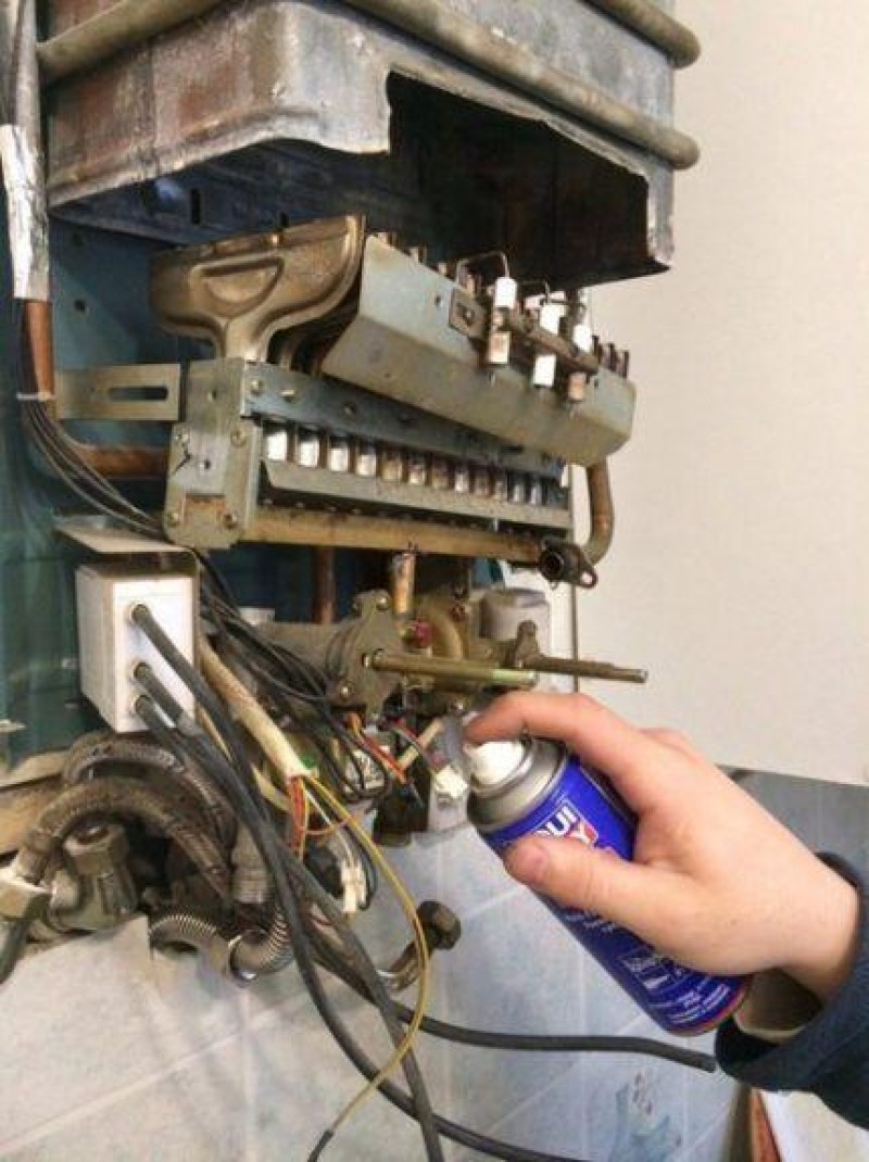 Не запускается котел. Газовая колонка Bosch не зажигается. Гаснет фитиль на газовой колонке Нева 3208. Газовая колонка Орион не зажигается. Чистка запальника газовой колонки Bosch.