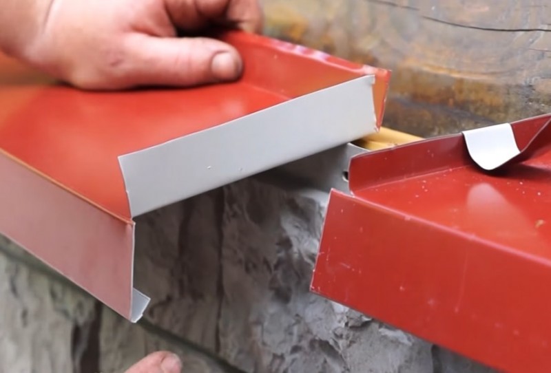 Установка цокольного отлива фальцевым способом