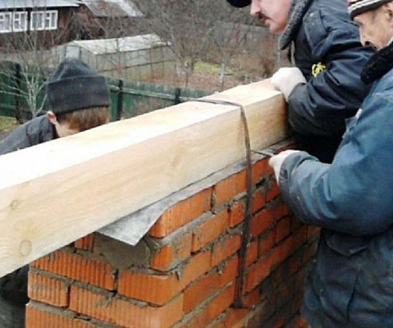 Мауэрлат на кирпичной. Крепление мауэрлата. Крепим брусок к кирпичной стене. Крепление бруса к кирпичу. Крепление деревянного бруса к кирпичу.