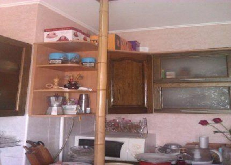 Спрятать газовую трубу. Полки для газовой трубы. Спрятать газовую трубу на кухне. Газовая труба на кухне.