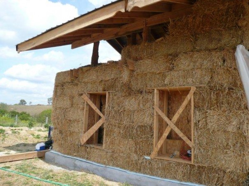 Самый дешевый способ. Саманный курятник. Сарай из соломы. Стены из соломенных блоков. Саман из глины и соломы.