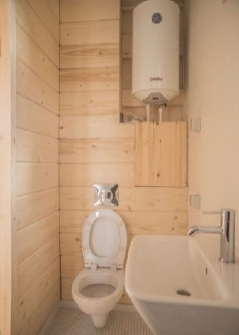 тёплый туалет на даче для зимнего. туалет на даче в доме. туалет в дачном доме с унитазом и канализацией. туалет с умывальником на даче. душевая и туалет в частном доме.