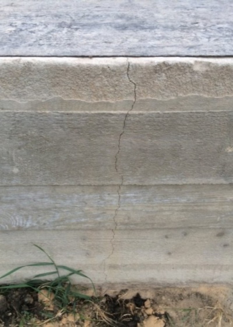 Трещины в бетоне. Усадочные трещины в фундаменте. Трещины в фундаменте деревянного здания. Усадочные трещины в армопоясе. Усадочные трещины в бетоне м 350.